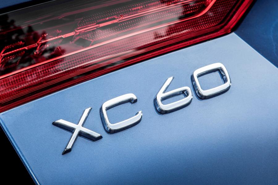 Логотип Volvo XC60 T5 R-Design 2017 года  (UK) (фото 3 из 26)